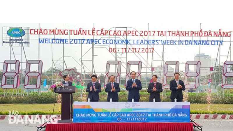 Chủ tịch nước Trần Đại Quang bấm nút khởi động đồng hồ đếm ngược Tuần lễ Cấp cao APEC 2017 tại Đà Nẵng