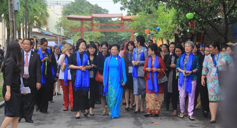 Vietnamese President’s Spouse Madam Nguyen Thi Hien hosted the APEC Economic Leaders’ Meeting Spouse Program