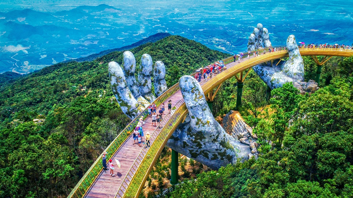 Cầu Vàng tại Sun World Bà Nà Hills Đà Nẵng lọt top 100 điểm đến tuyệt vời nhất thế giới 2018