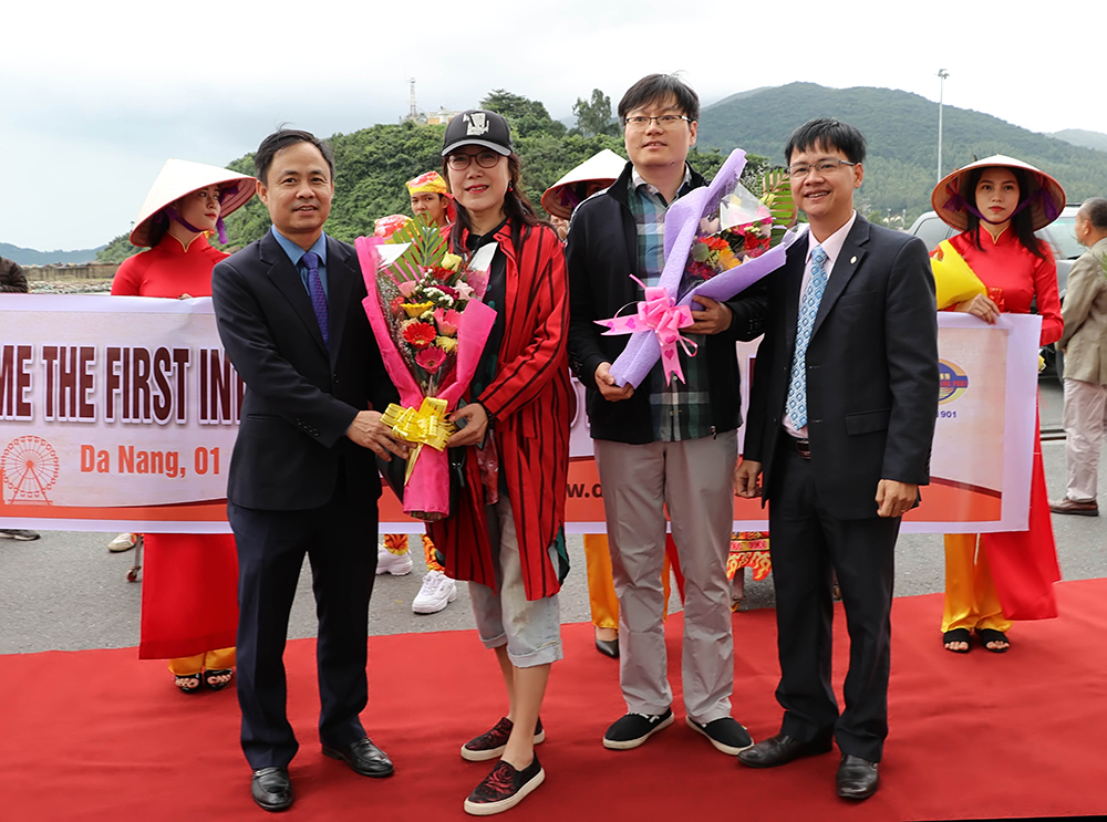 Ông Nguyễn Xuân Bình, Phó Giám đốc Sở Du lịch tham dự lễ đón và tặng hoa cho những vị khách tàu biển đầu tiên của năm 2019.
