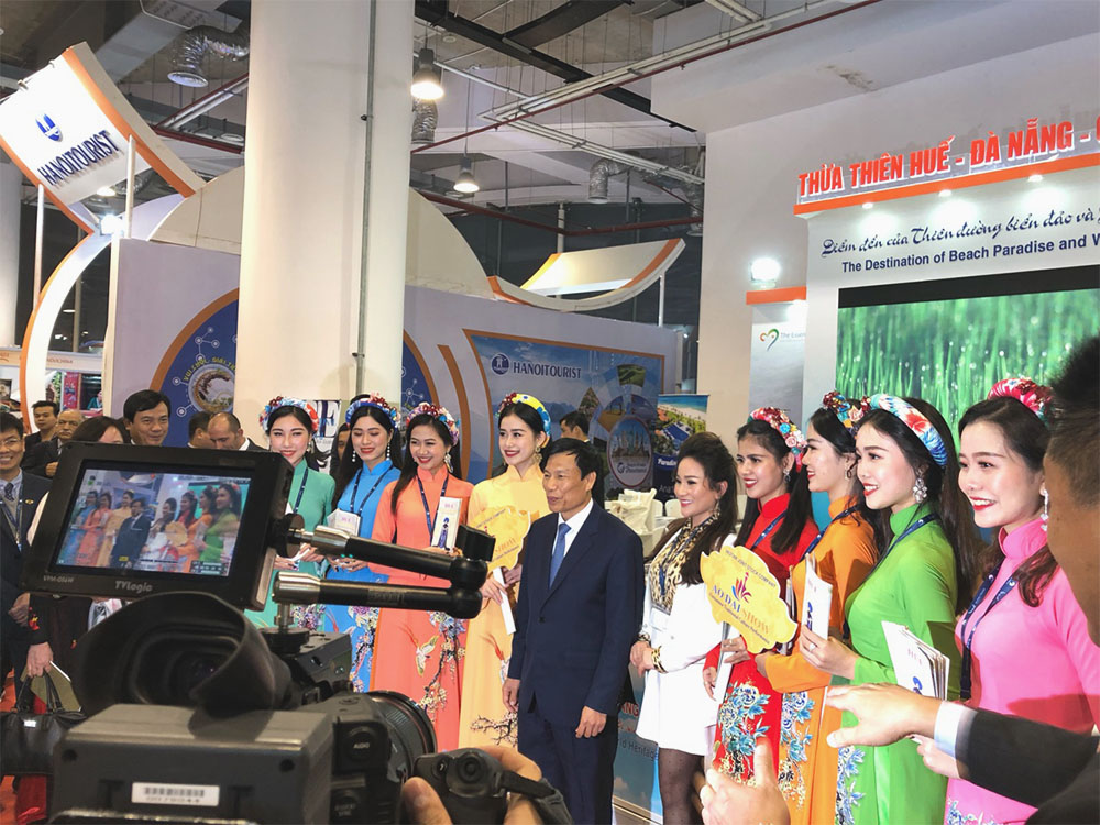 Bộ trưởng Bộ Văn hóa, Thể thao và Du lịch Nguyễn Ngọc Thiện thăm các gian hàng tại hội chợ.