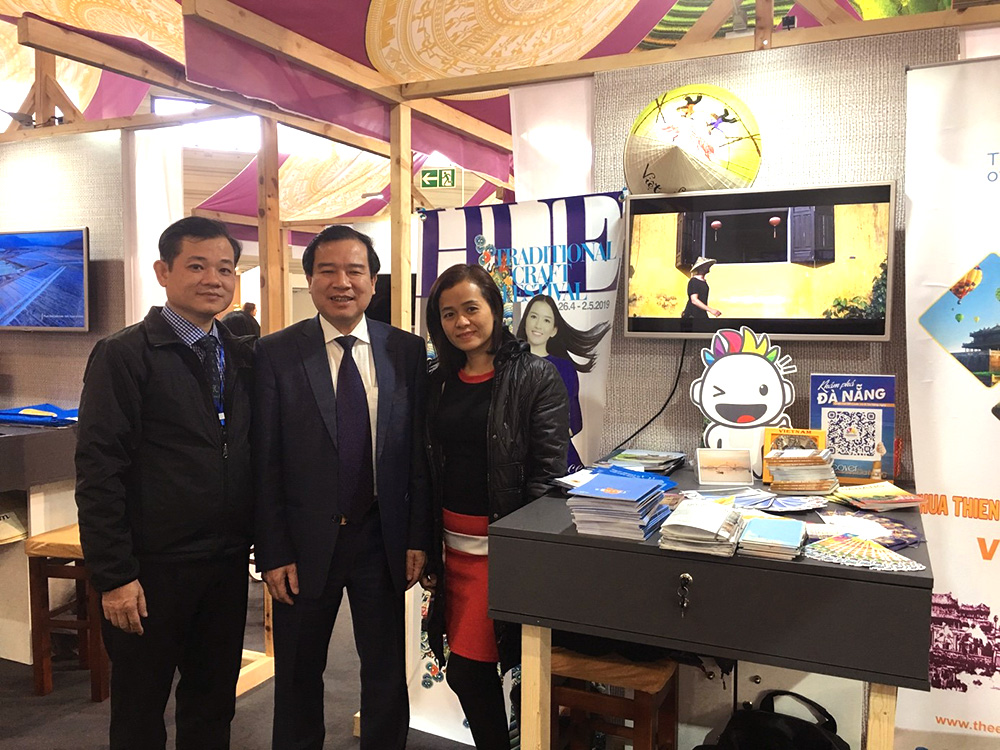Phó Tổng cục trưởng Tổng cục Du lịch Việt Nam Hà Văn Siêu đến thăm quầy thông tin của ba địa phương