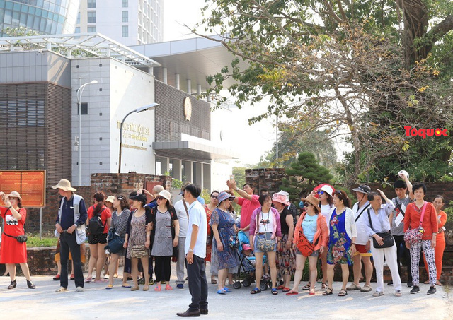 Khách du lịch nước ngoài tham quan Bảo tàng Đà Nẵng.
