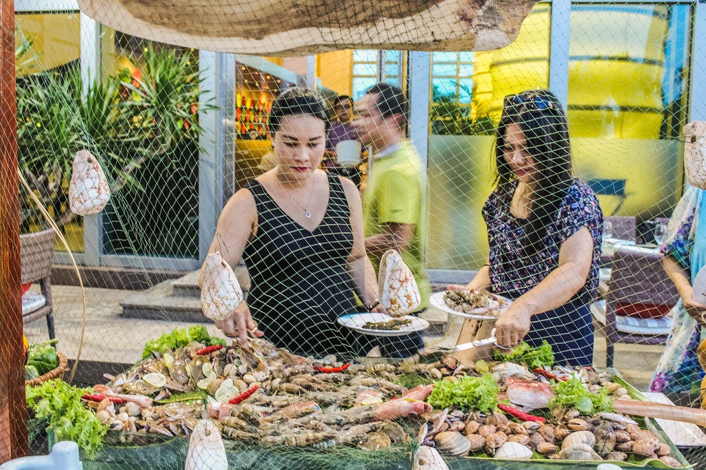 Mung Dai Le 30 Thang 4 Bbq Buffet Tai Grand Mercure Danang 03