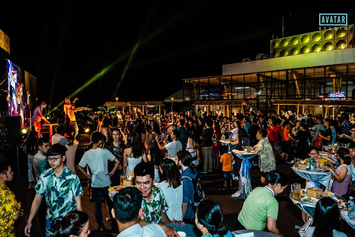 Vibrant Beer Pool Party With The Fireworlks Feast Diff 2019 At Danang Golden Bay 04