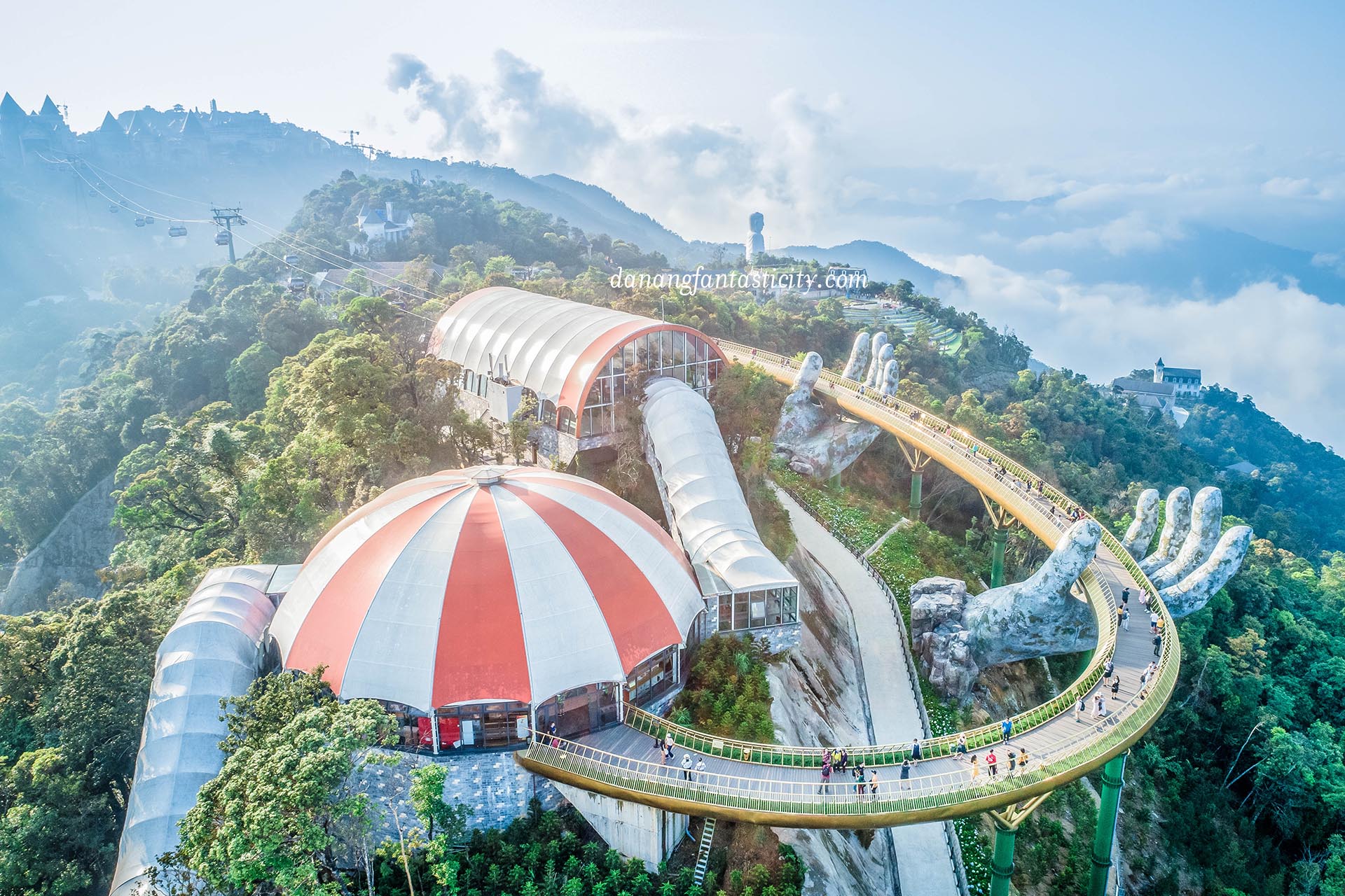 Золотой мост (cầu vàng), Горная станция bà nà Hills, Вьетнам