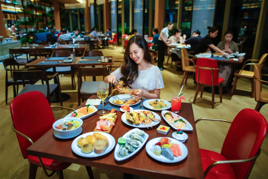 Tiec Hai San Tu Chon Hap Dan Nhat Da Nang Tai Nha Hang Brasserie Nam Hilton Danang Fantasticity Com 07