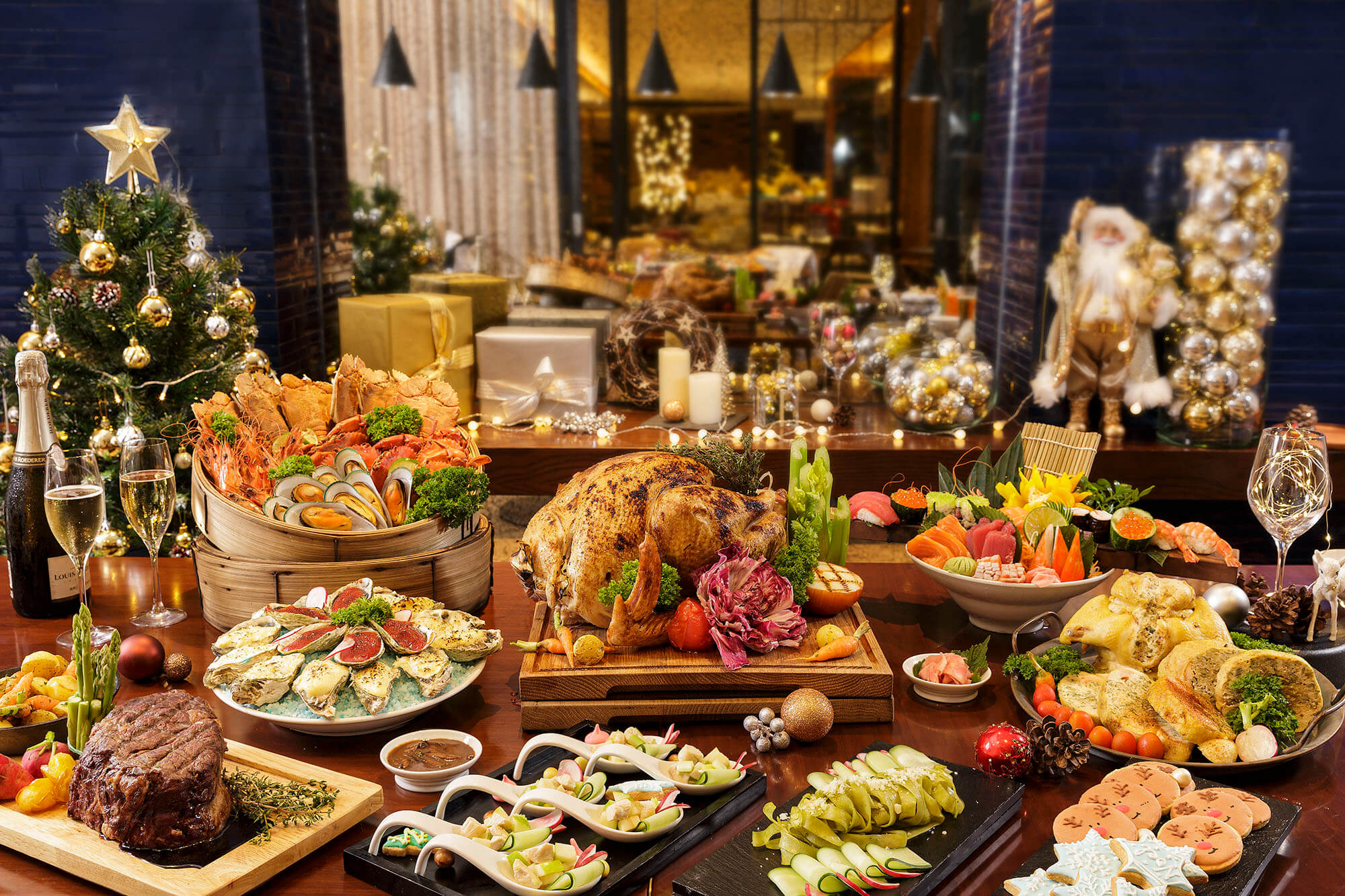 Lễ hội 2024 tại Khách sạn Hilton Đà Nẵng sẽ mang lại những trải nghiệm thú vị với không gian đẳng cấp, sang trọng cùng với những sự kiện đặc biệt như thưởng thức món ăn địa phương và Âu - Mỹ đặc sắc. Quý khách sẽ được tận hưởng không khí noel vô cùng ấm áp và đầy nghệ thuật.
