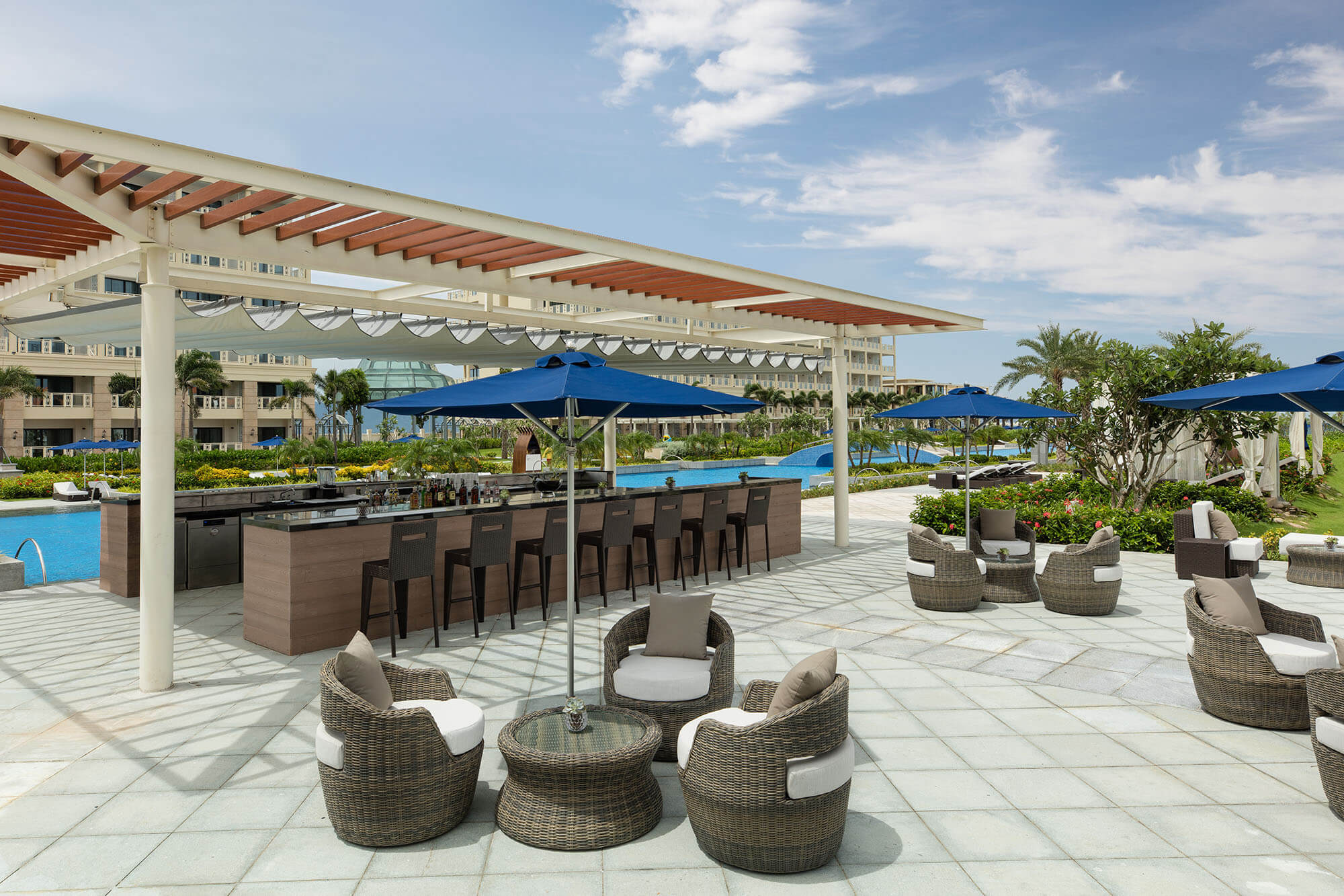 Poolside Bar Sheraton Grand Danang Resort 35 Truong Sa Ngu Hanh Son Danang Fantasticity Com