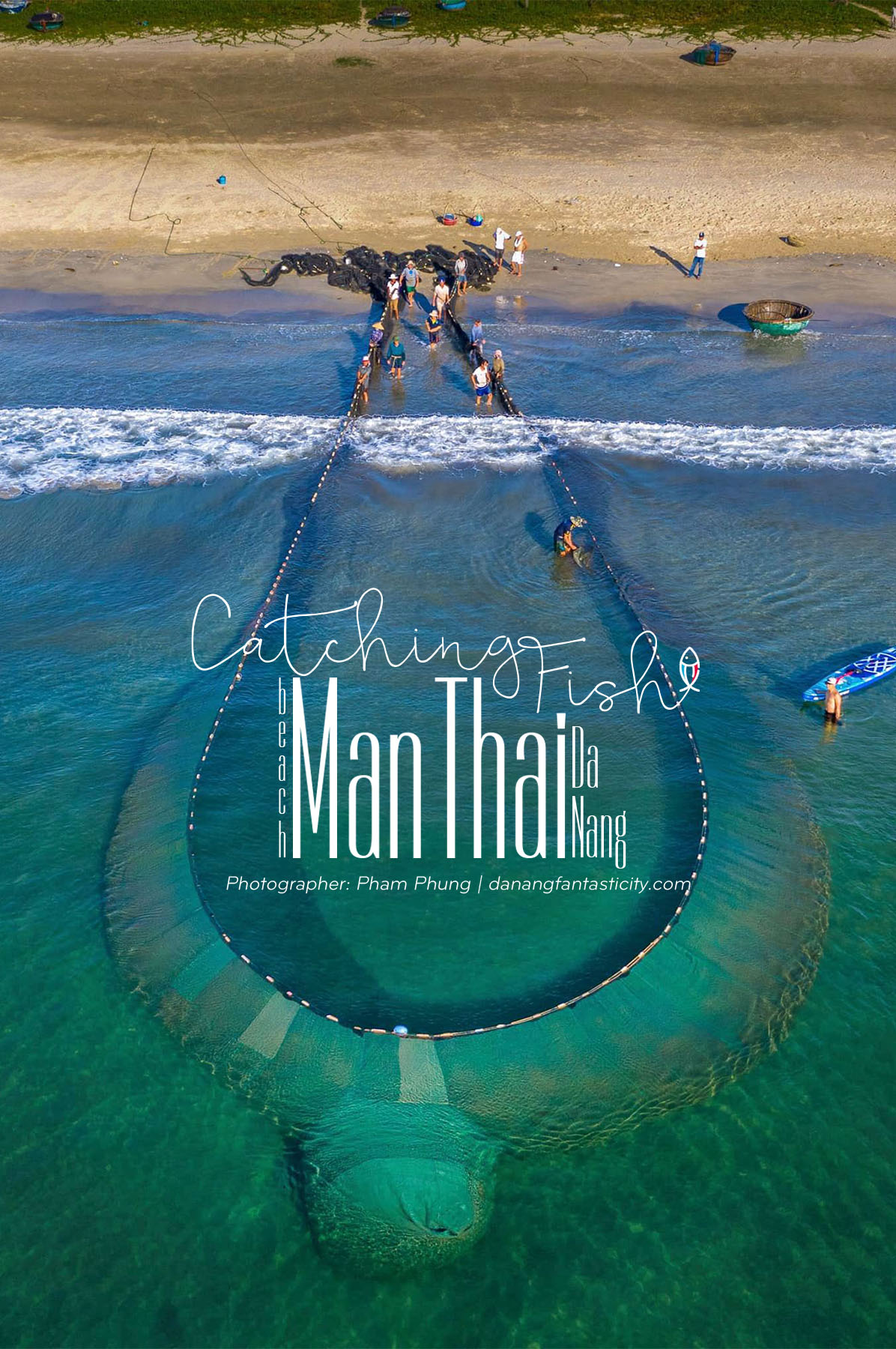 Fishermen pull in fishing nets in Da Nang city