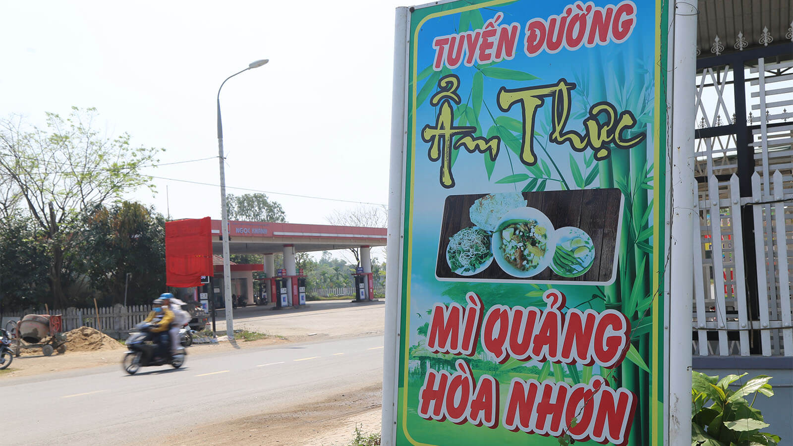 Lang Nghe Gay Thuong Nho Ben Quoc Lo 14b Mi Quang Banh Trang Tuy Loan 01 (1)