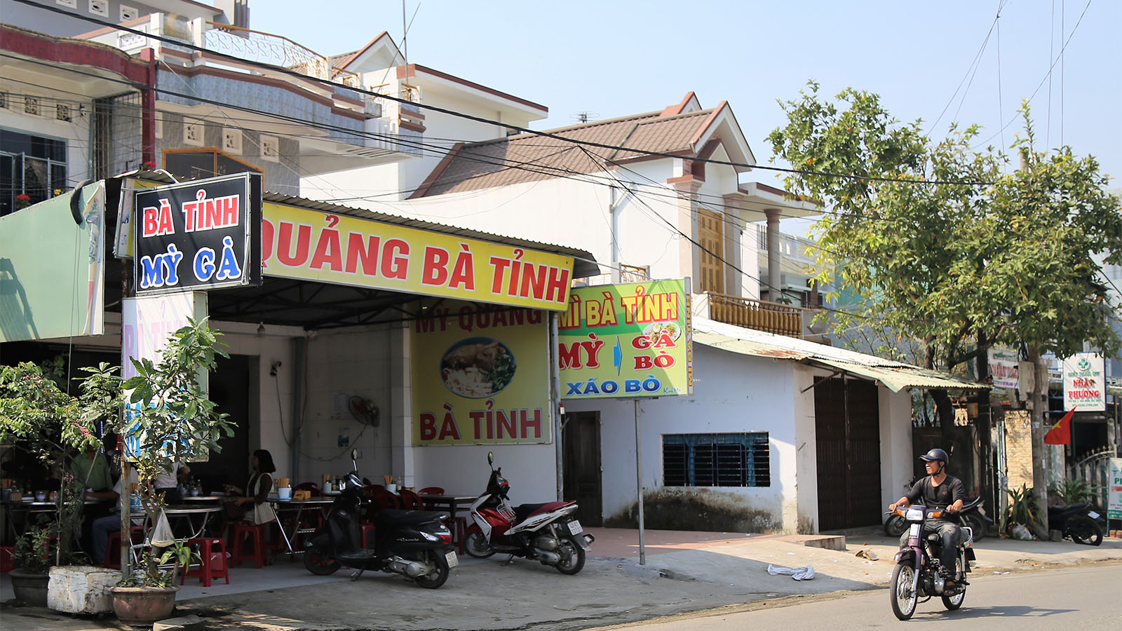 Lang Nghe Gay Thuong Nho Ben Quoc Lo 14b Mi Quang Banh Trang Tuy Loan 03