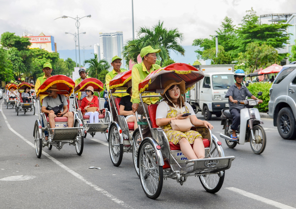 Xich Lo Du Lich Da Nang Nhung Vong Quay Banh Xe Nho Nu Cuoi Du Khach 02