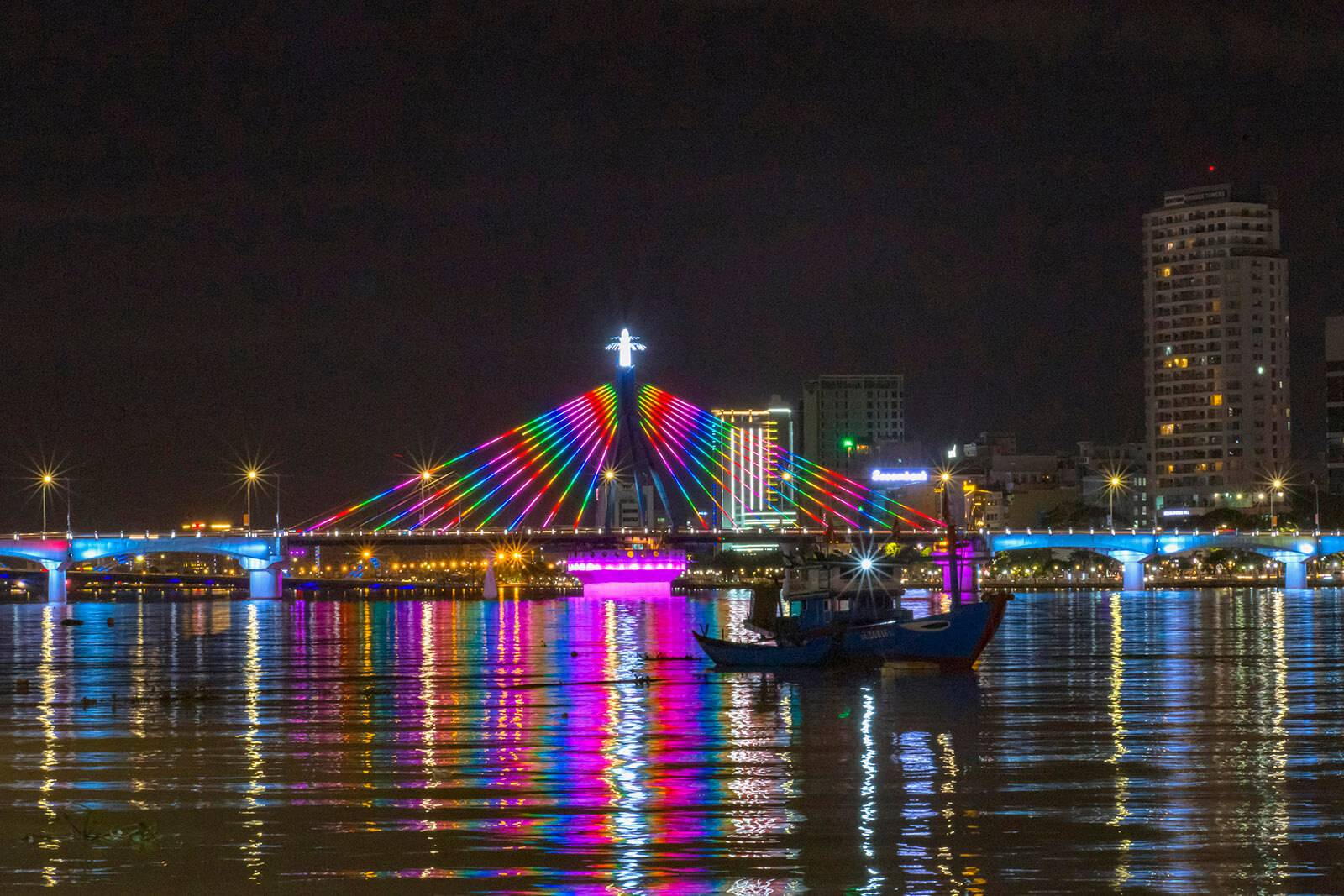 Da Nang Thanh Pho Cua Nhung Cay Cau 03