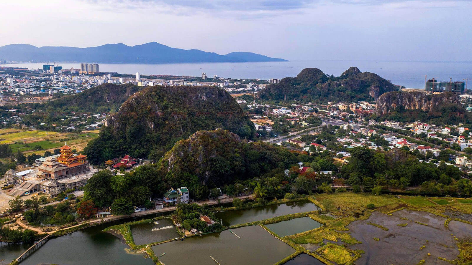 Den Danh Thang Ngu Hanh Son Kham Pha Ngon Thuy Son