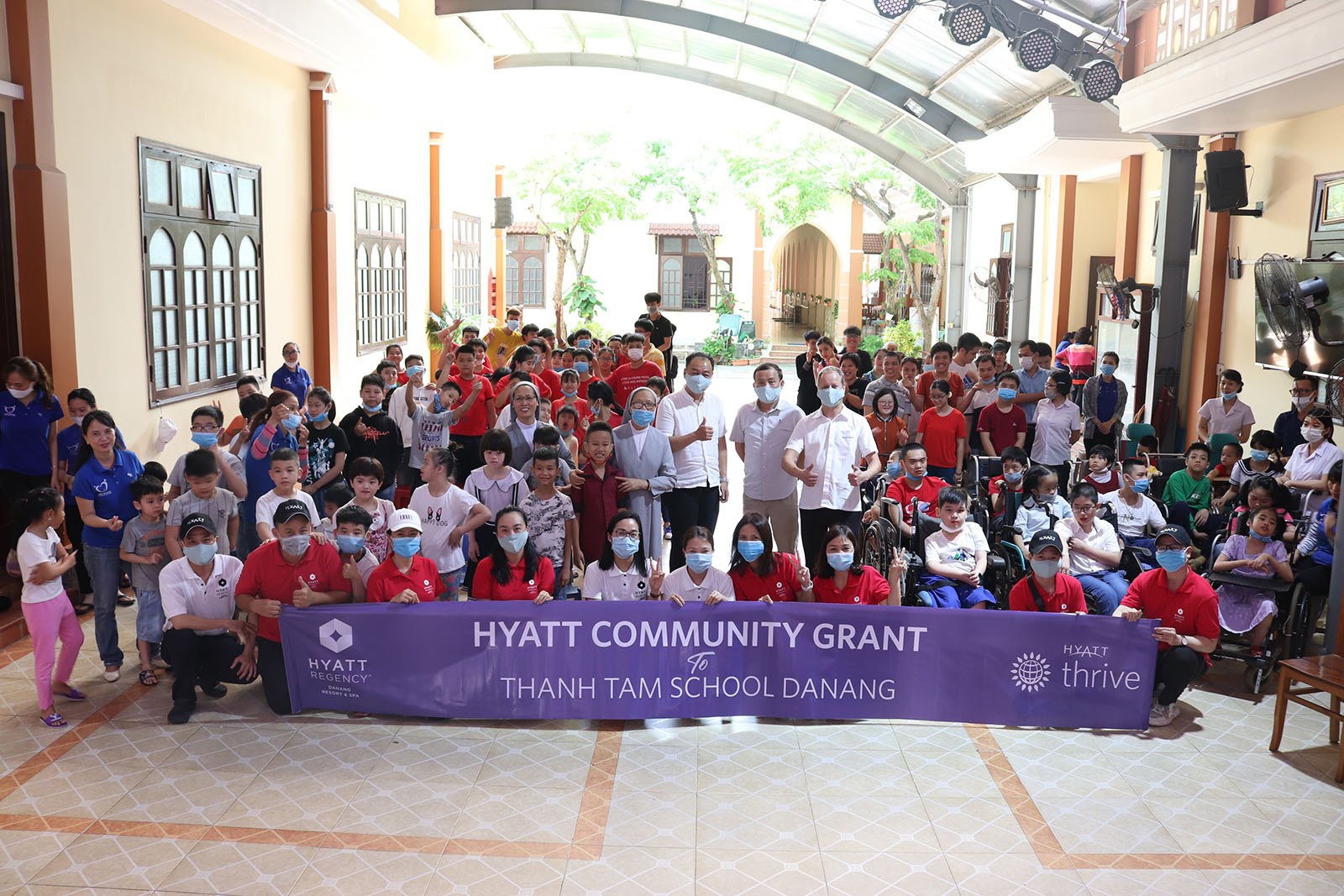 Quy Ho Tro Cong Dong Hyatt Community Grants Cua Tap Doan Khach San Hyatt Trao Tang 12 000 Do La My Cho Truong Thanh Tam O Da Nang 1