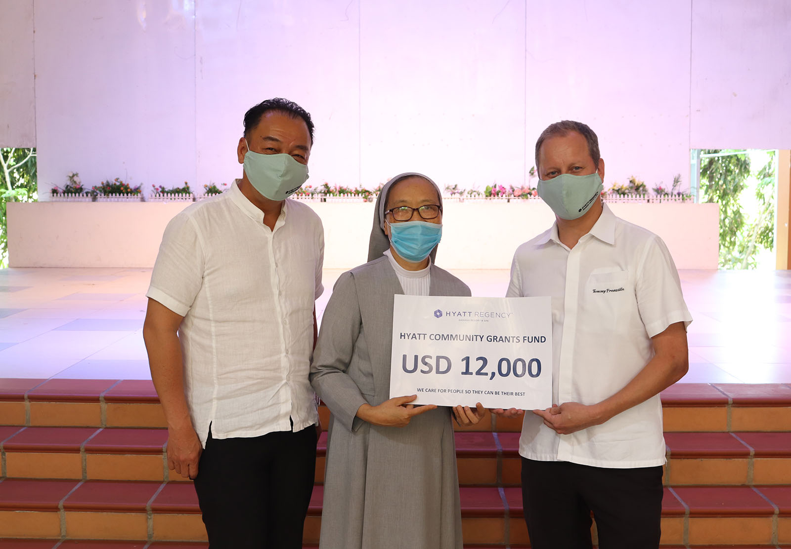Quy Ho Tro Cong Dong Hyatt Community Grants Cua Tap Doan Khach San Hyatt Trao Tang 12 000 Do La My Cho Truong Thanh Tam O Da Nang 2