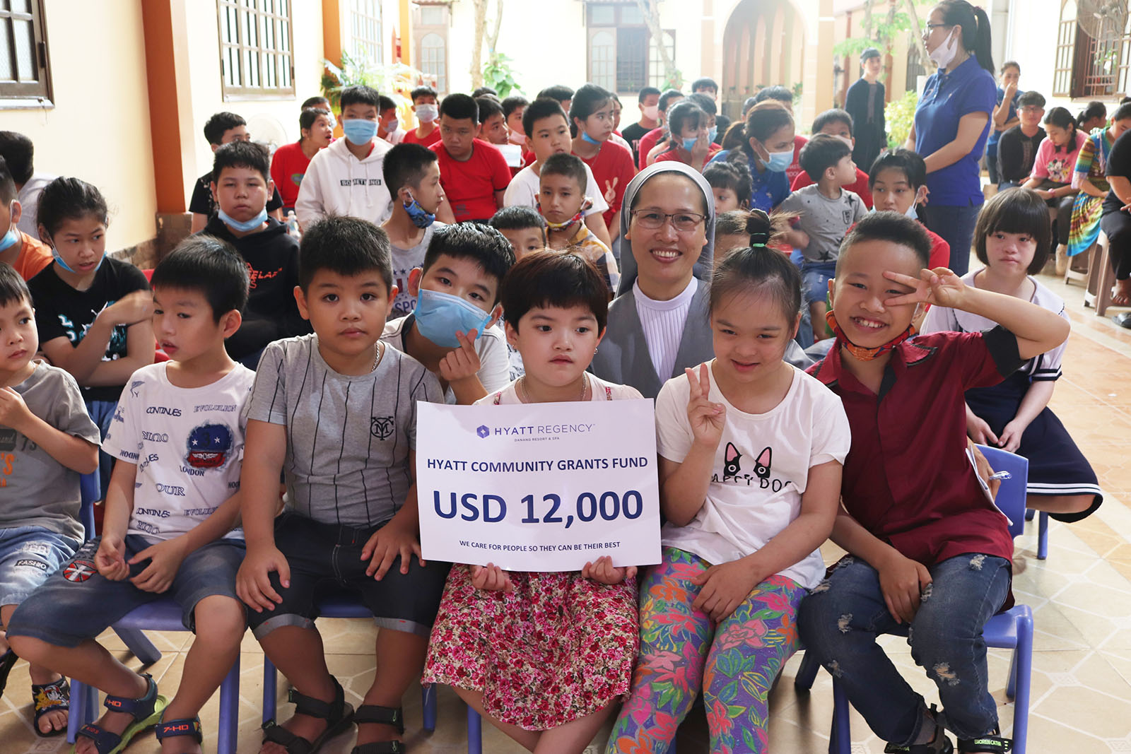 Quy Ho Tro Cong Dong Hyatt Community Grants Cua Tap Doan Khach San Hyatt Trao Tang 12 000 Do La My Cho Truong Thanh Tam O Da Nang