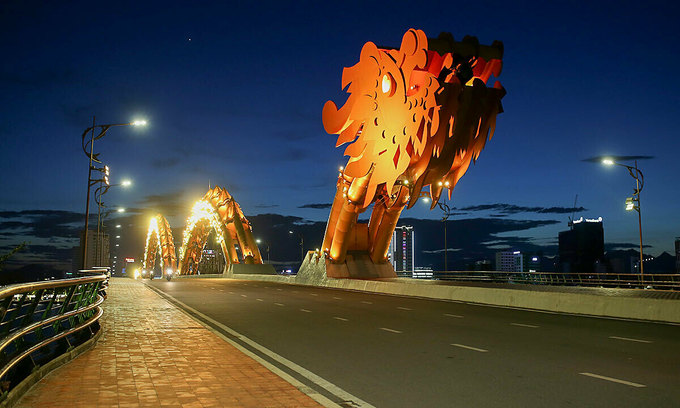 A street in Da Nang is left desolate amid a Covid-19 social distancing order. Photo by VnExpress/Nguyen Dong.