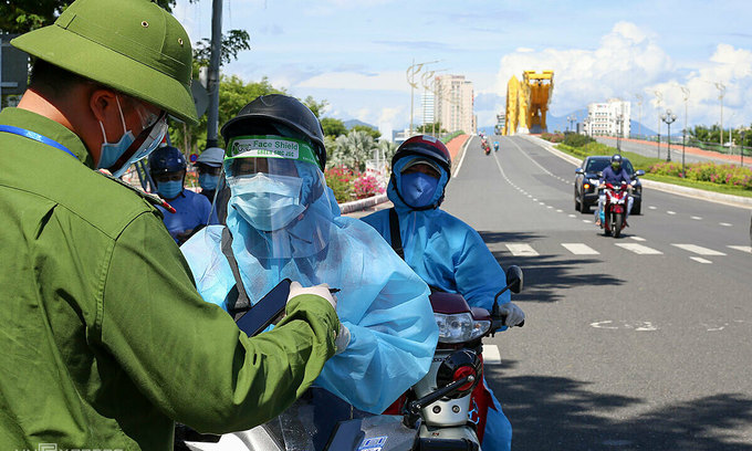 Police check papers of people in Da Nang City, September 5, 2021. Photo by VnExpress/Nguyen Dong