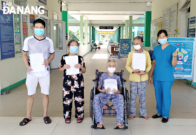 Over recent times, many patients with serious comorbid conditions have been discharged from the Da Nang Lung Hospital following good recovery from the disease. Photo: PHAN CHUNG