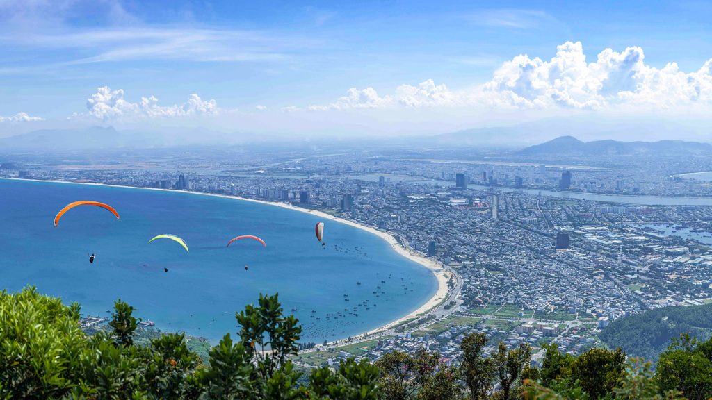 Da Nang Beach Jammed With Tourists On Weekends