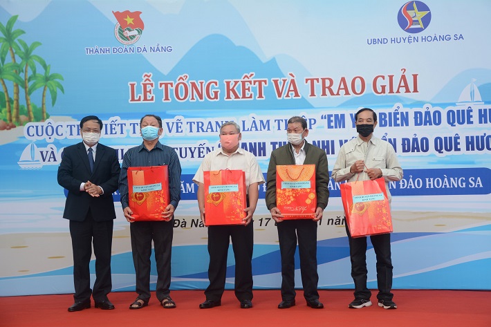 Trao Giai Cuoc Thi Viet Thu Ve Tranh Va Tim Hieu Ve Lich Su Huyen Dao Hoang Sa 1