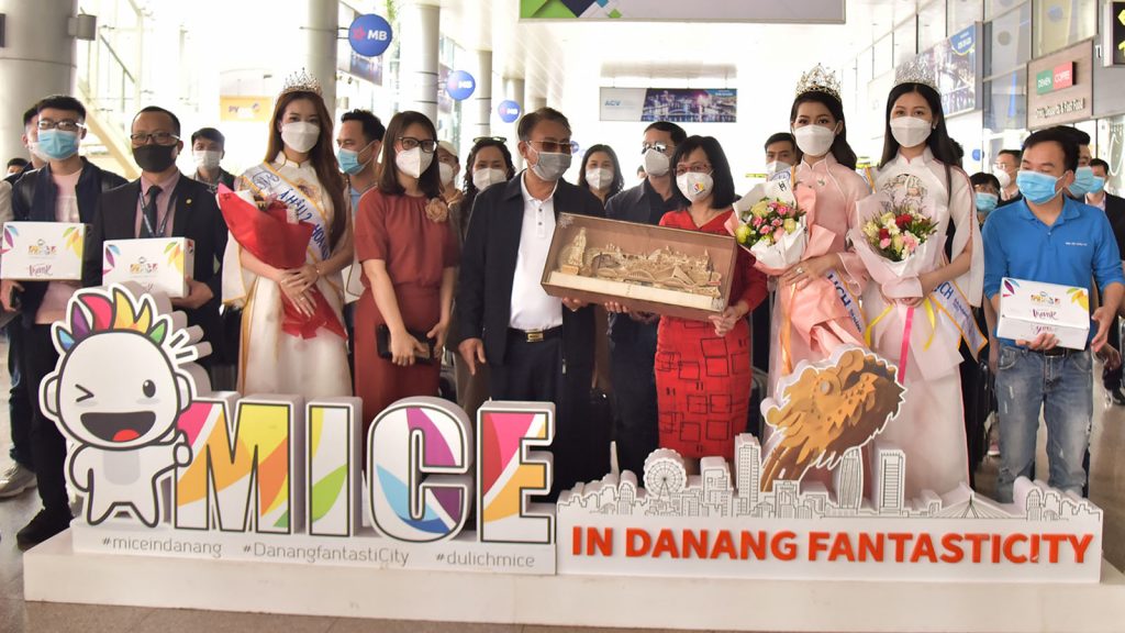 Lãnh đạo Trung Tâm Xúc Tiến Du Lịch Đà Nẵng Tặng Quà đại Diện đoàn Khách Mice