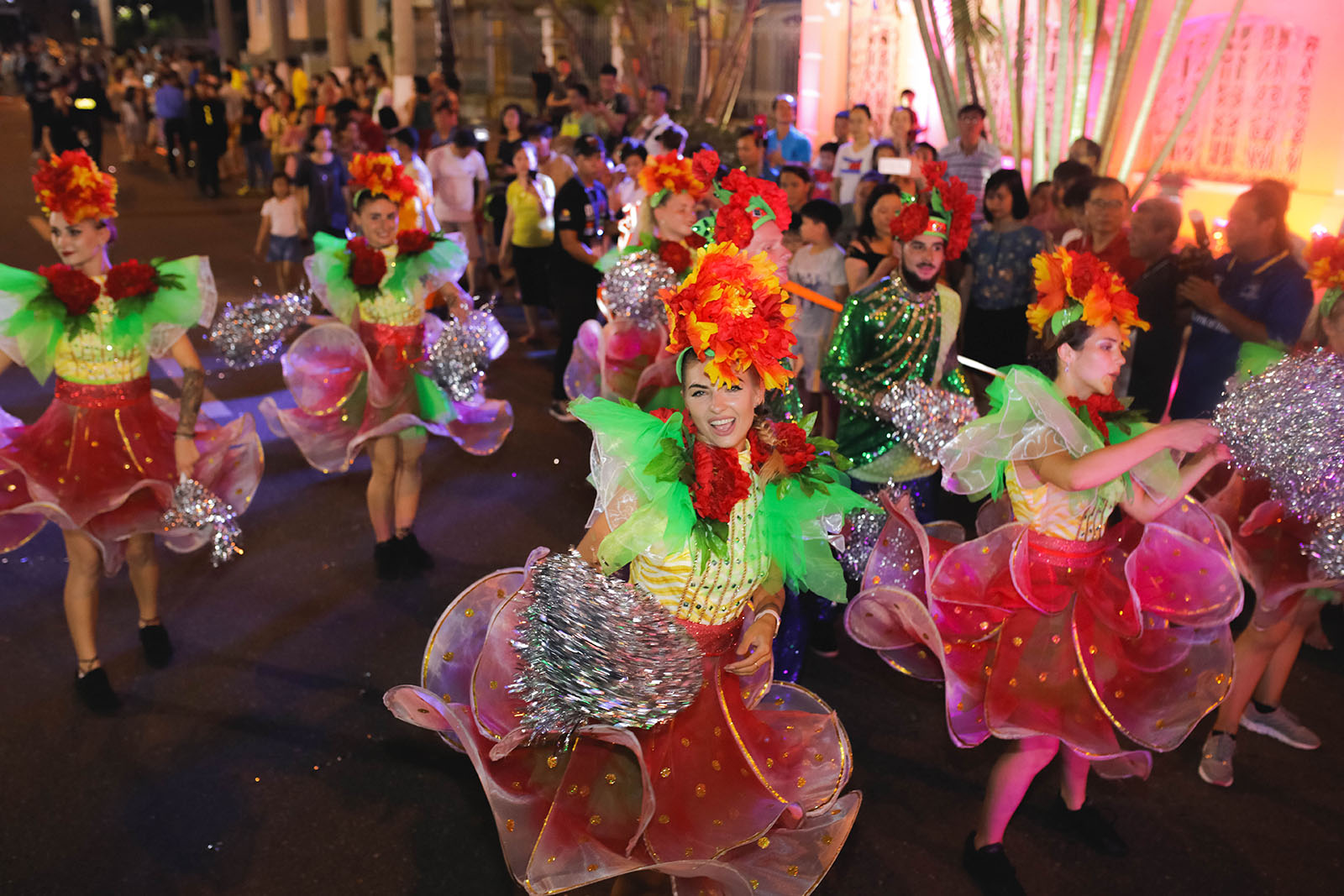 Carnival Duong Pho Sun Fest Khai Tiec Mua He Soi Dong O Da Nang 4