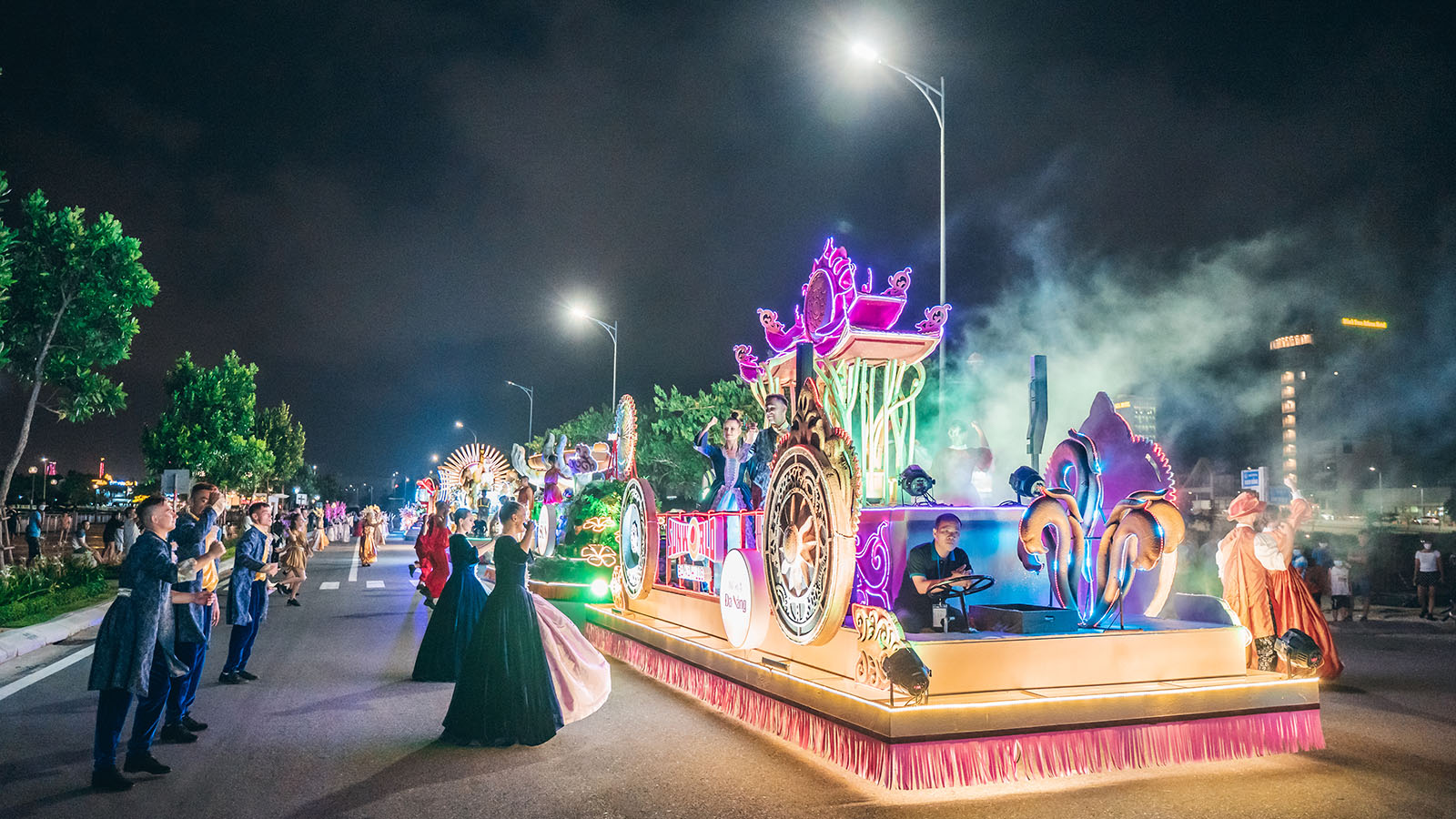 Dieu Hanh Carnival Duong Pho Khuay Dong Dem Da Nang 1