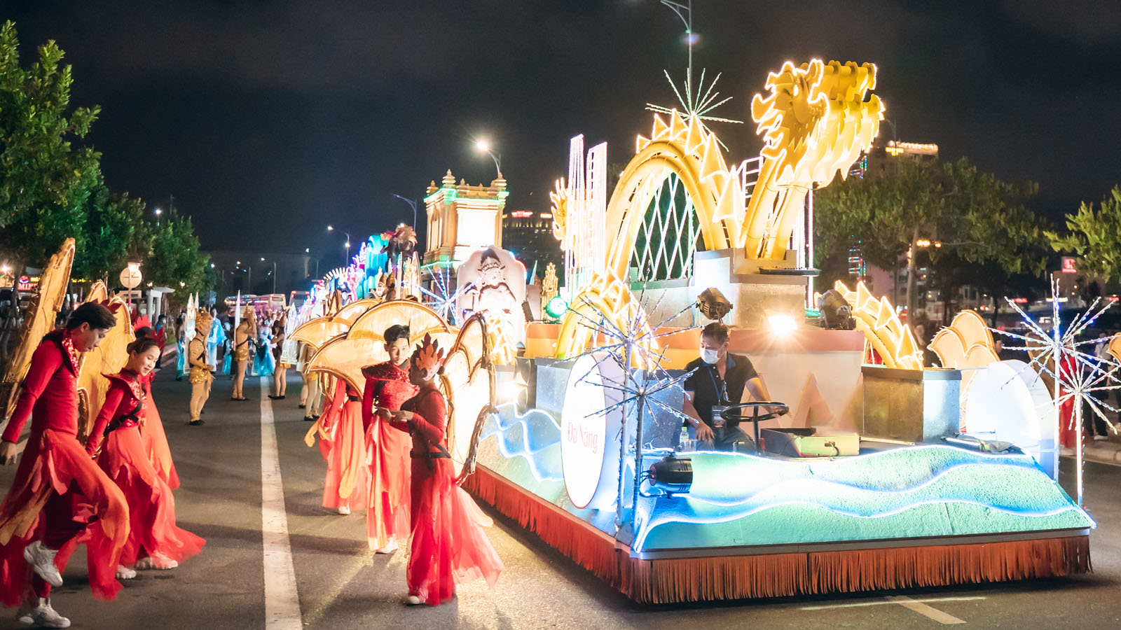 Dieu Hanh Carnival Duong Pho Khuay Dong Dem Da Nang