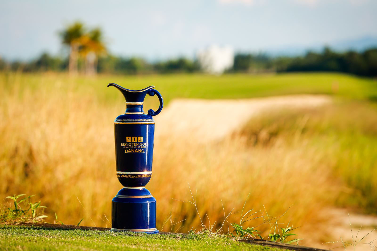 Can Canh Chiec Cup Doc Dao Cua Giai Brg Open Golf Championship Da Nang 2022 2