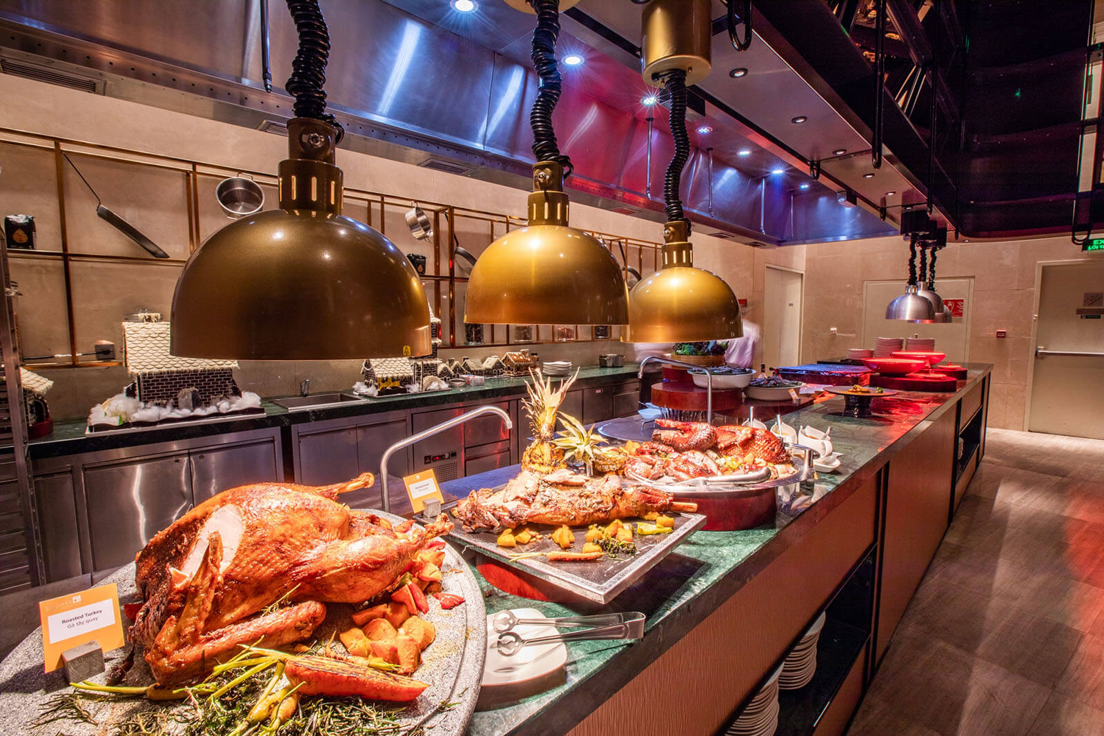 Buffet Toi Dem Giang Sinh Mua Le Hoi Ron Rang Tai Novotel Danang Premier Han River 2