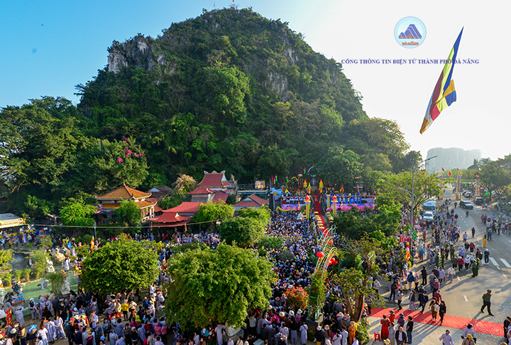 1 Hang Ngan Dong Bao Va Du Khach Thap Phuong Tham Du Le Via Duc Bo Tat Quan The Am