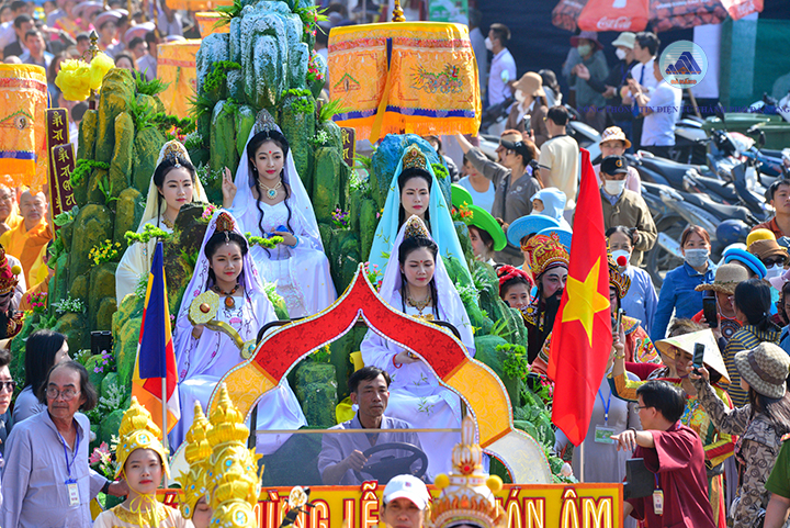 13 Hang Ngan Dong Bao Va Du Khach Thap Phuong Tham Du Le Via Duc Bo Tat Quan The Am