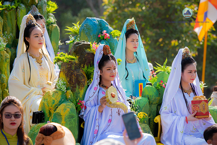 14 Hang Ngan Dong Bao Va Du Khach Thap Phuong Tham Du Le Via Duc Bo Tat Quan The Am