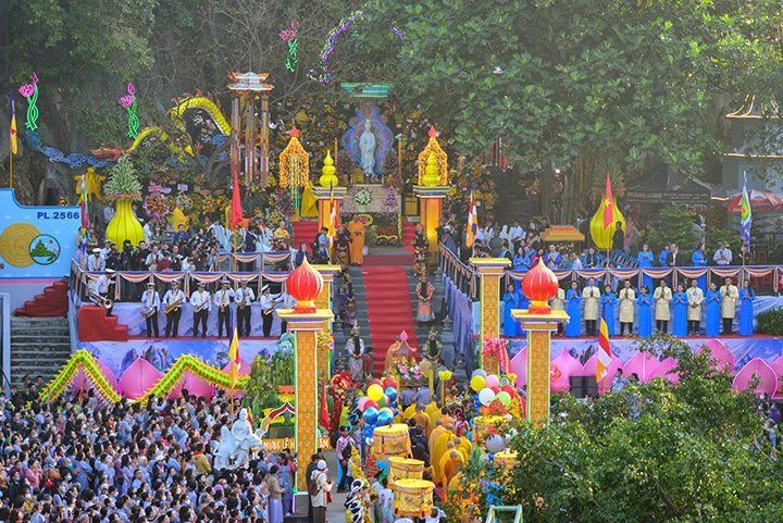 3 Hang Ngan Dong Bao Va Du Khach Thap Phuong Tham Du Le Via Duc Bo Tat Quan The Am