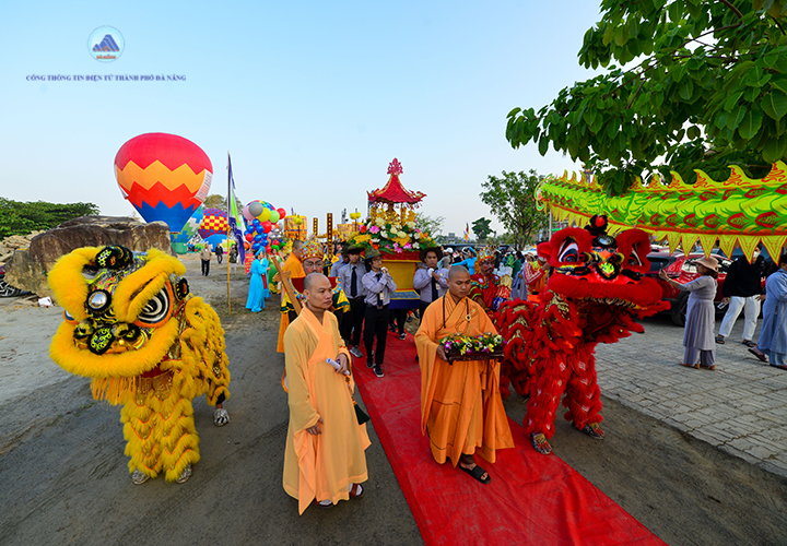 4 Hang Ngan Dong Bao Va Du Khach Thap Phuong Tham Du Le Via Duc Bo Tat Quan The Am