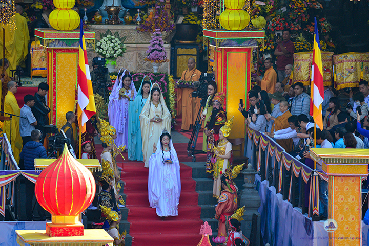 6 Hang Ngan Dong Bao Va Du Khach Thap Phuong Tham Du Le Via Duc Bo Tat Quan The Am