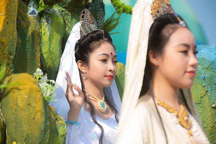 7 Hang Ngan Dong Bao Va Du Khach Thap Phuong Tham Du Le Via Duc Bo Tat Quan The Am