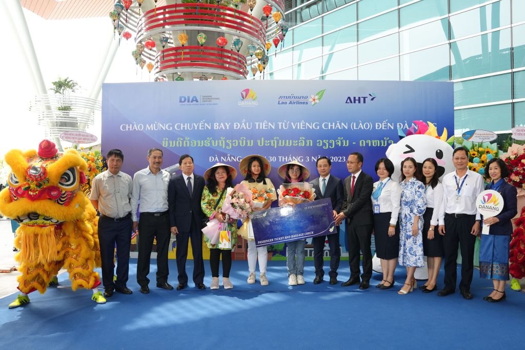 Tặng Quà Cho Các Vị Khách May Mắn Trên Chuyến Bay Qv317 Từ Viêng Chăn Hạ Cánh Sân Bay Đà Nẵng