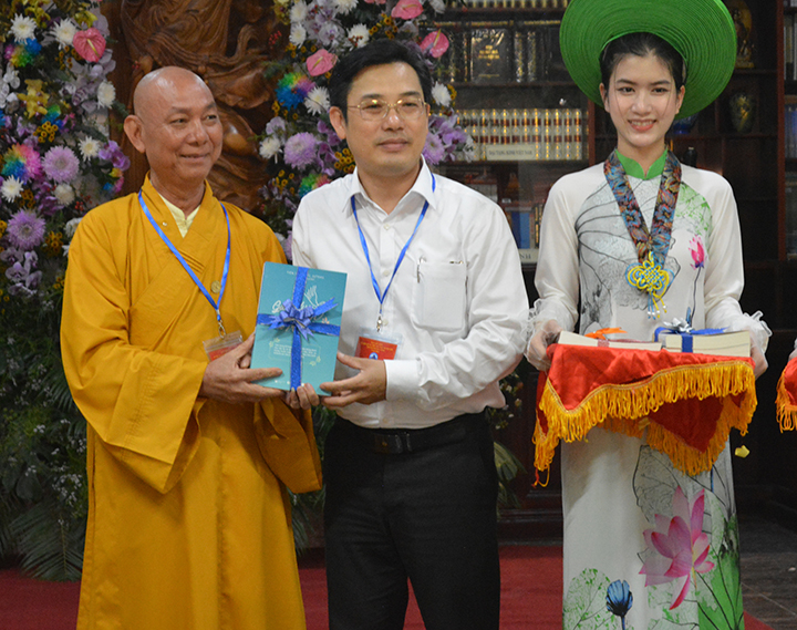 Khai Truong Thu Vien Van Hanh Voi Hon 3 000 Dau Sach Tai Chua Quan The Am 1