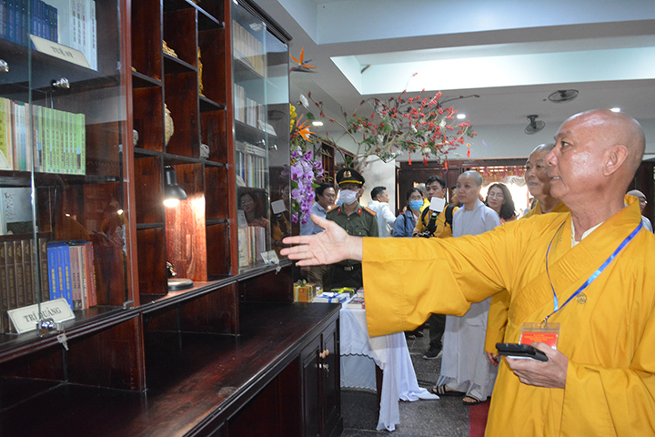 Khai Truong Thu Vien Van Hanh Voi Hon 3 000 Dau Sach Tai Chua Quan The Am 2