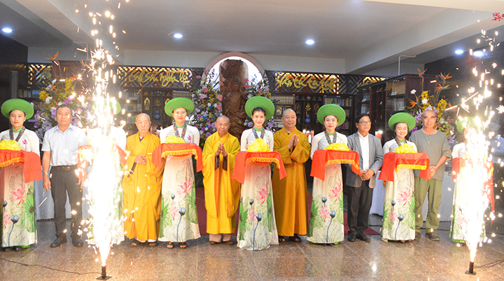 Khai Truong Thu Vien Van Hanh Voi Hon 3 000 Dau Sach Tai Chua Quan The Am
