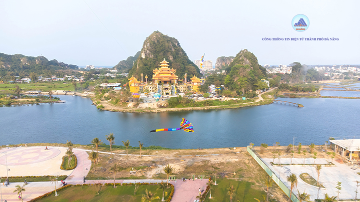 Trinh Dien Khinh Khi Cau Va Tha Dieu Ruc Ro Sac Mau Tai Le Hoi Quan The Am Nam 2023 14