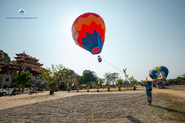 Trinh Dien Khinh Khi Cau Va Tha Dieu Ruc Ro Sac Mau Tai Le Hoi Quan The Am Nam 2023 4