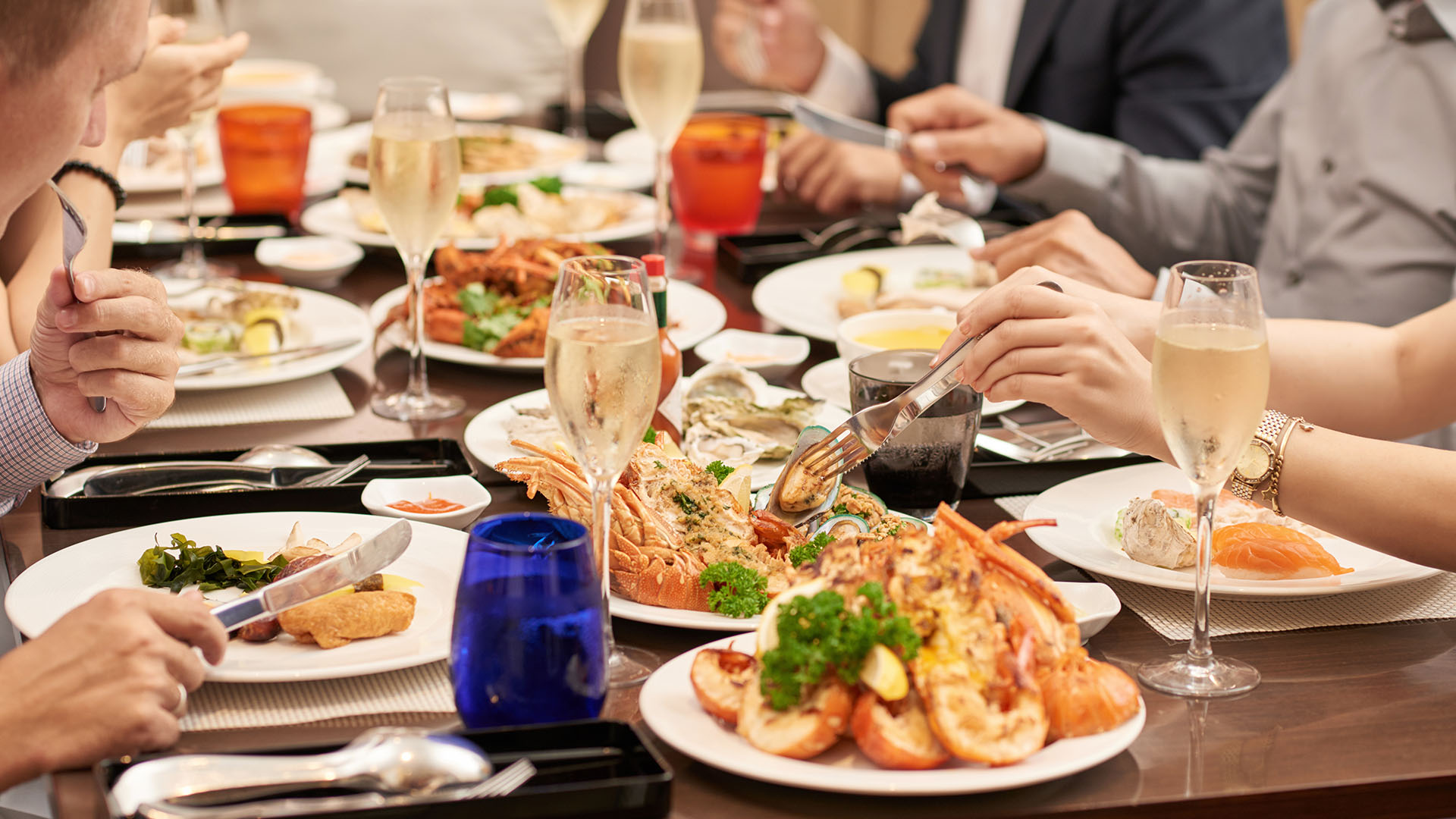 Cropped,image,of,people,eating,various,seafood