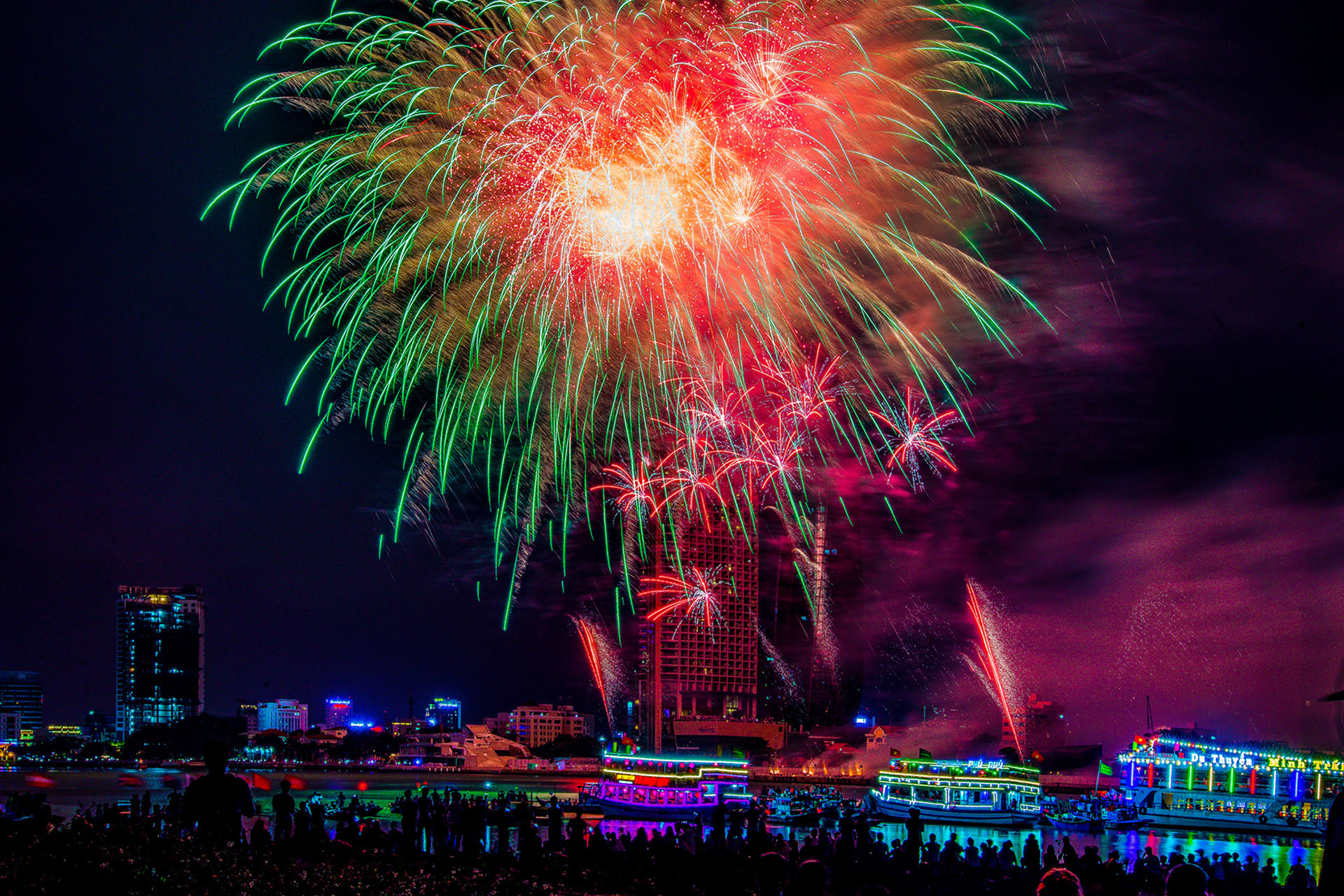 Top Cac Dia Diem Xem Phao Hoa Da Nang Diff 2023 Du Thuyen Tren Song Han Danang 02 The optimal venues to enjoy Danang International Fireworks Festival 2023 (DIFF 2023) 