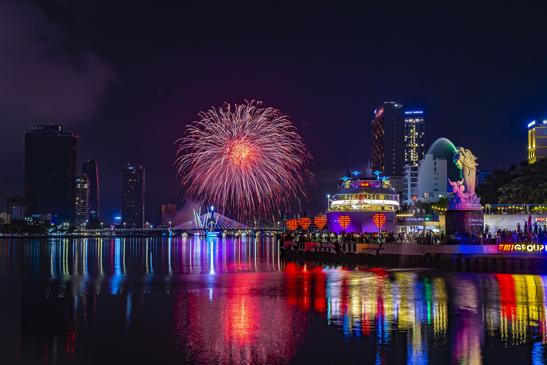 Anh Phao Hoa Dac San Cua Thanh Pho Bien Da Nang Dang Minh Tu