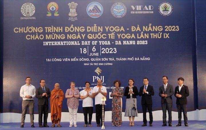 Hon 1 500 Nguoi Dong Dien Yoga Voi Chu De Mot The Gioi Mot Suc Khoe Chung 01